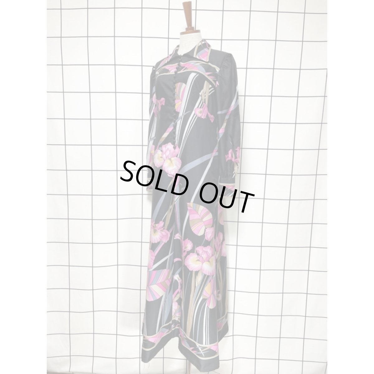 画像2: 結婚式や二次会などのパーティースタイルにもおすすめ 70's 花柄 ボタニカル ブラック 黒 レトロ 長袖 ヨーロッパ古着 ヴィンテージロングドレス【V8326】 (2)