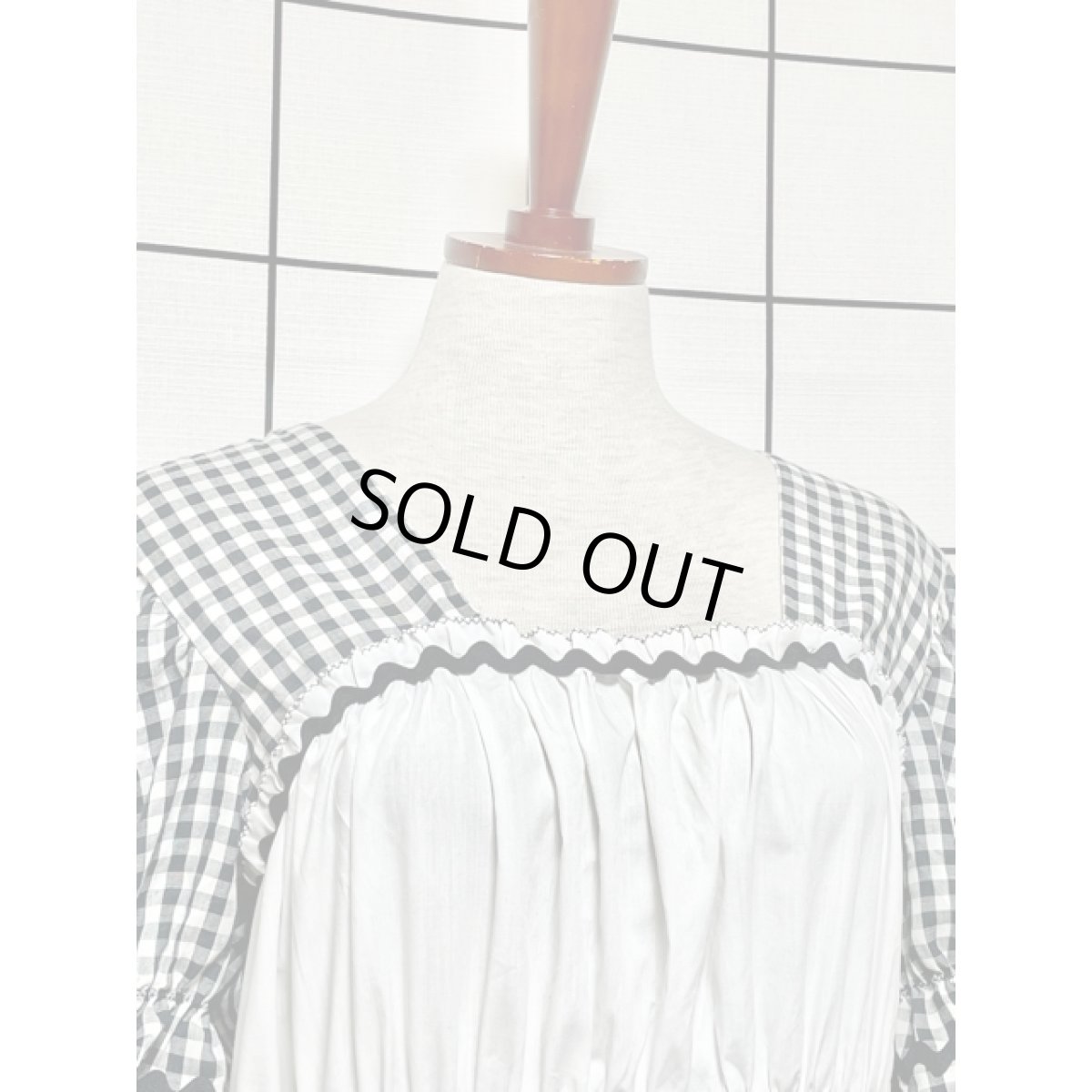 画像3: ギンガムチェック ティアード モノトーン ナミナミテープ 切り替えし パフスリーブ レトロ USA古着 ヴィンテージワンピース【8323】 (3)