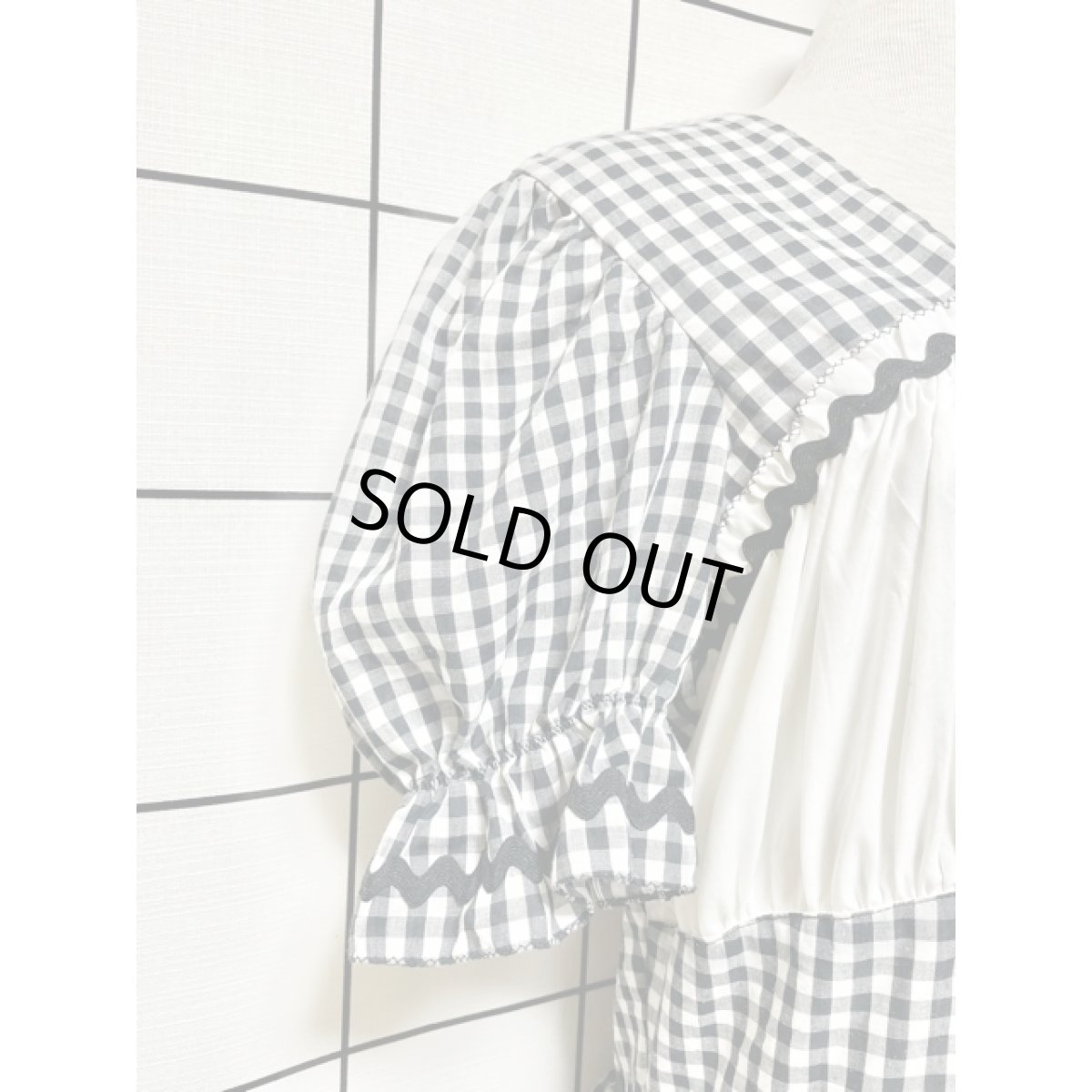 画像4: ギンガムチェック ティアード モノトーン ナミナミテープ 切り替えし パフスリーブ レトロ USA古着 ヴィンテージワンピース【8323】 (4)