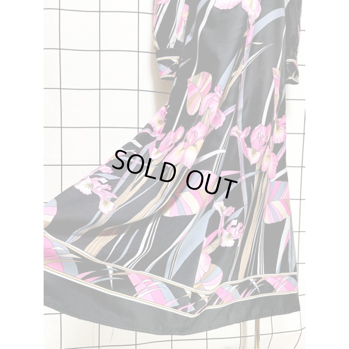 画像11: 結婚式や二次会などのパーティースタイルにもおすすめ 70's 花柄 ボタニカル ブラック 黒 レトロ 長袖 ヨーロッパ古着 ヴィンテージロングドレス【V8326】 (11)