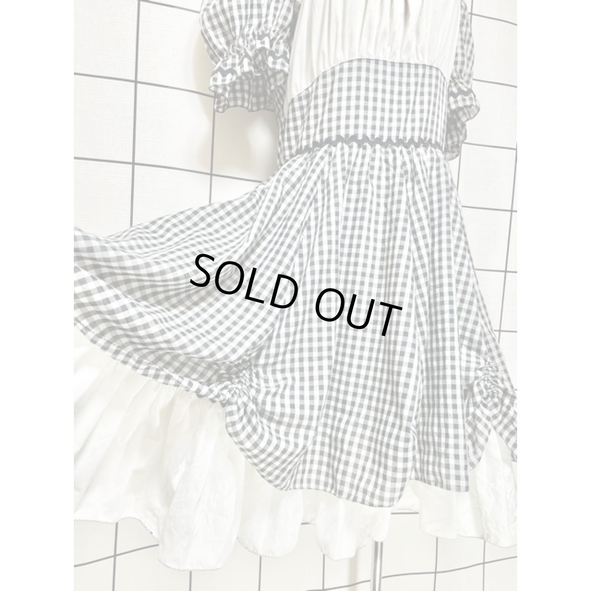 画像10: ギンガムチェック ティアード モノトーン ナミナミテープ 切り替えし パフスリーブ レトロ USA古着 ヴィンテージワンピース【8323】 (10)
