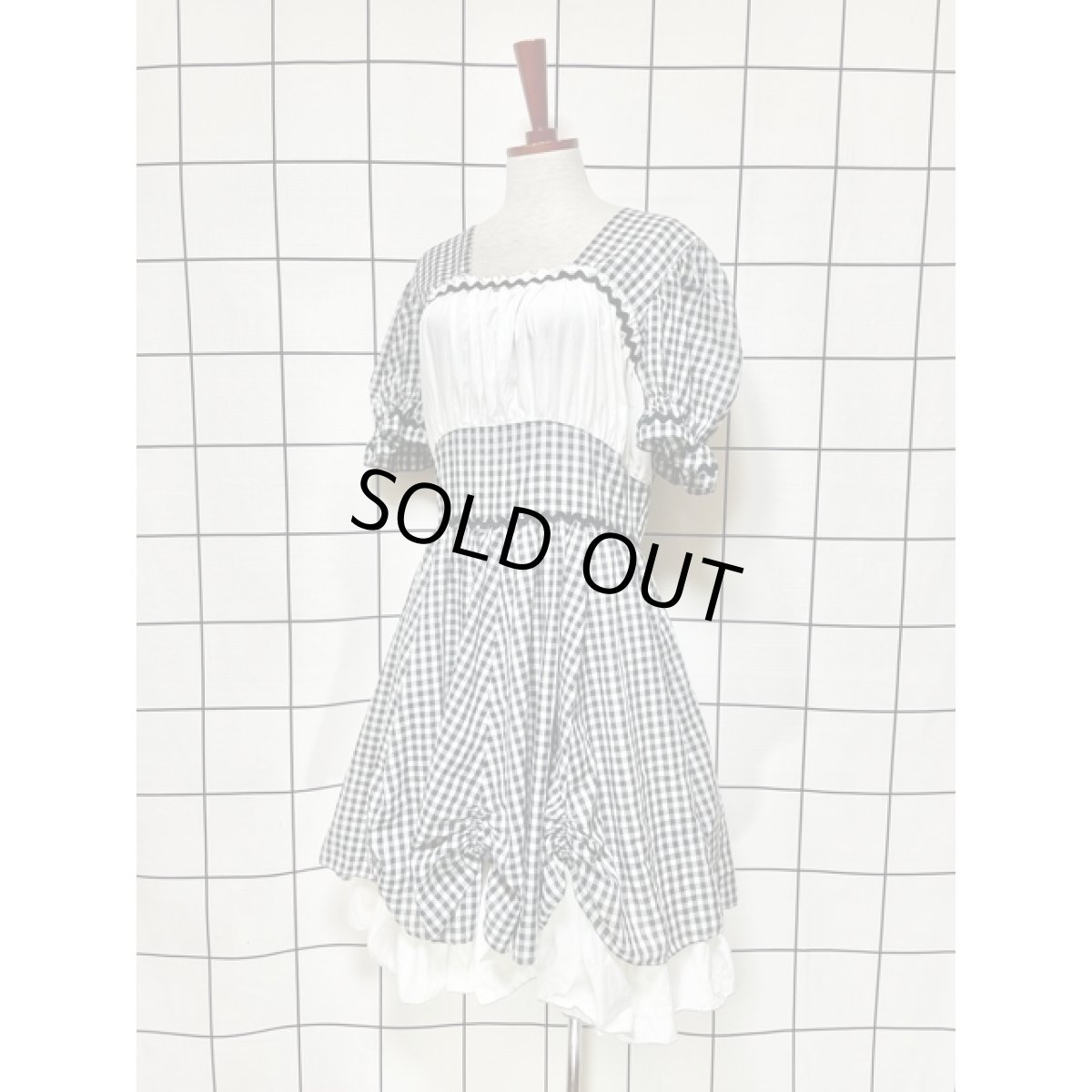 画像2: ギンガムチェック ティアード モノトーン ナミナミテープ 切り替えし パフスリーブ レトロ USA古着 ヴィンテージワンピース【8323】 (2)