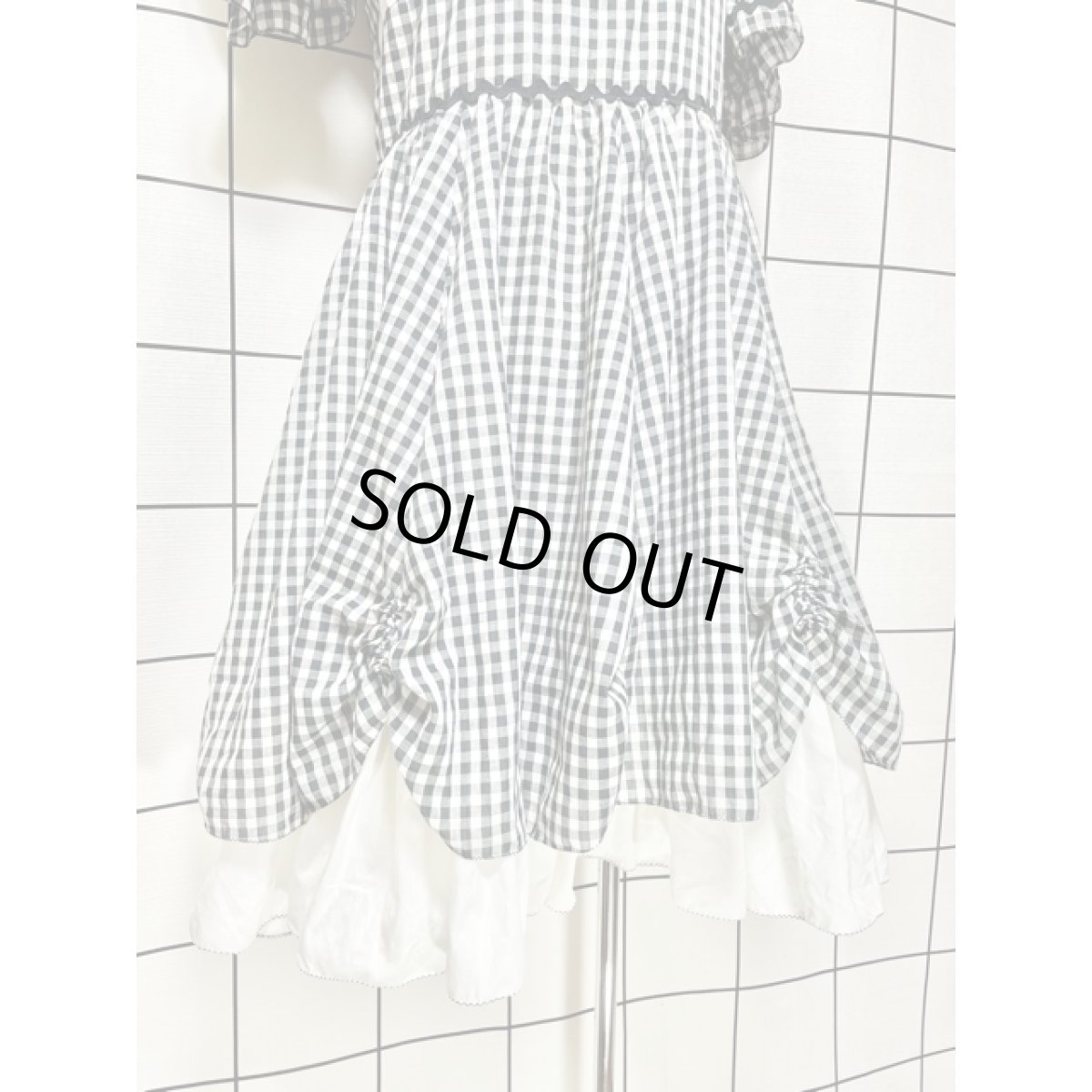 画像9: ギンガムチェック ティアード モノトーン ナミナミテープ 切り替えし パフスリーブ レトロ USA古着 ヴィンテージワンピース【8323】 (9)