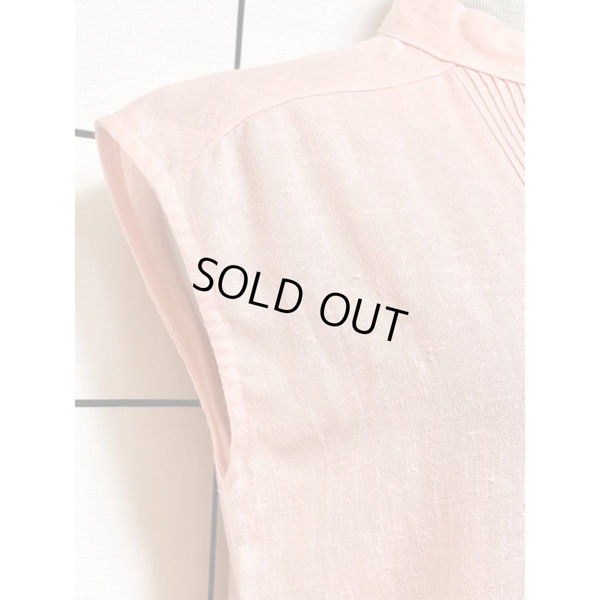 画像4: 無地 サーモンピンク スタンドカラー ウエストゴム フロントタック ノースリーブ レトロ USA古着 ヴィンテージワンピース【V8347】 (4)