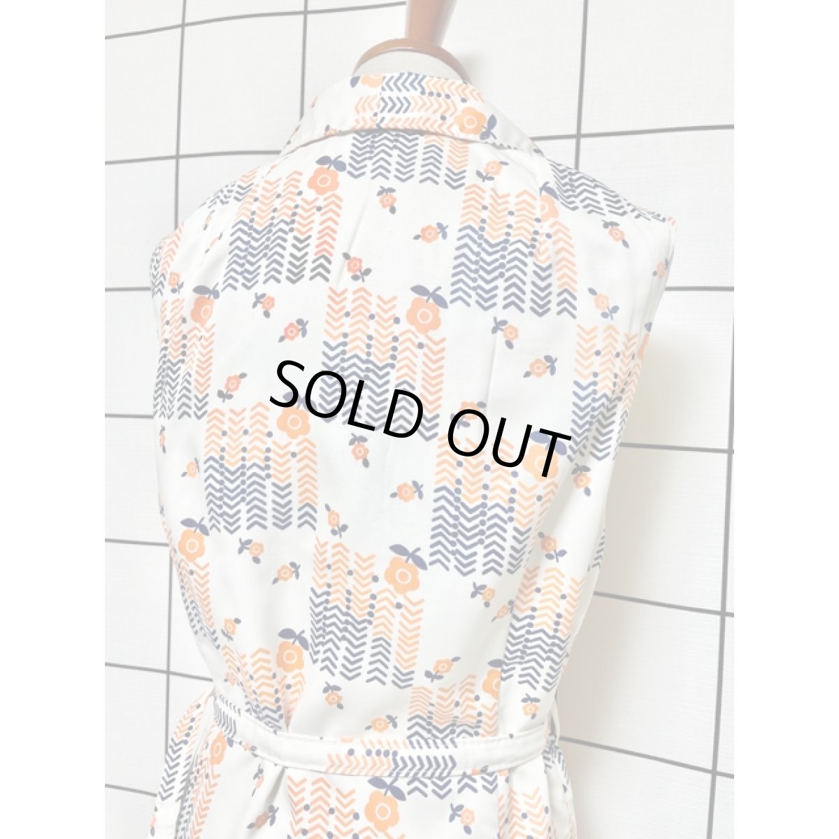 画像6: レトロポップ 花柄 70's ベルト付 ホワイト ネイビー オレンジ ノースリーブ ヨーロッパ古着 ヴィンテージワンピース【V8350】 (6)