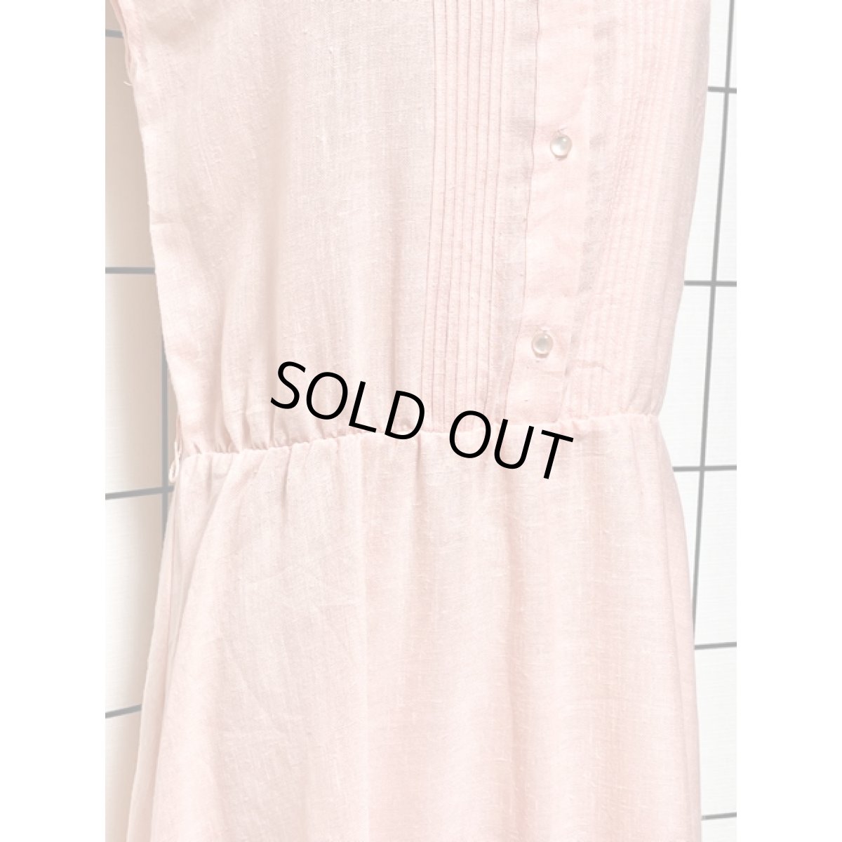 画像8: 無地 サーモンピンク スタンドカラー ウエストゴム フロントタック ノースリーブ レトロ USA古着 ヴィンテージワンピース【V8347】 (8)