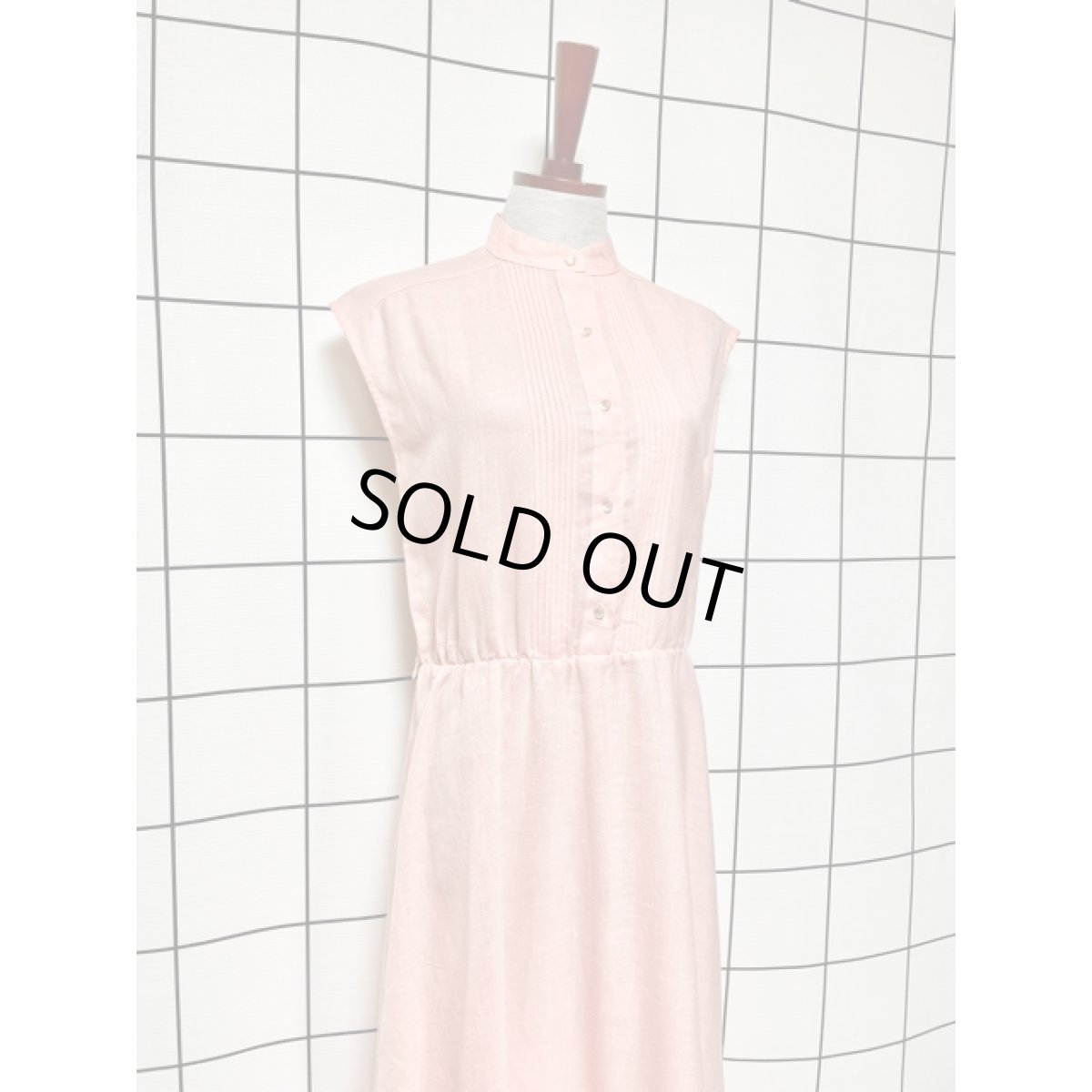 画像6: 無地 サーモンピンク スタンドカラー ウエストゴム フロントタック ノースリーブ レトロ USA古着 ヴィンテージワンピース【V8347】 (6)