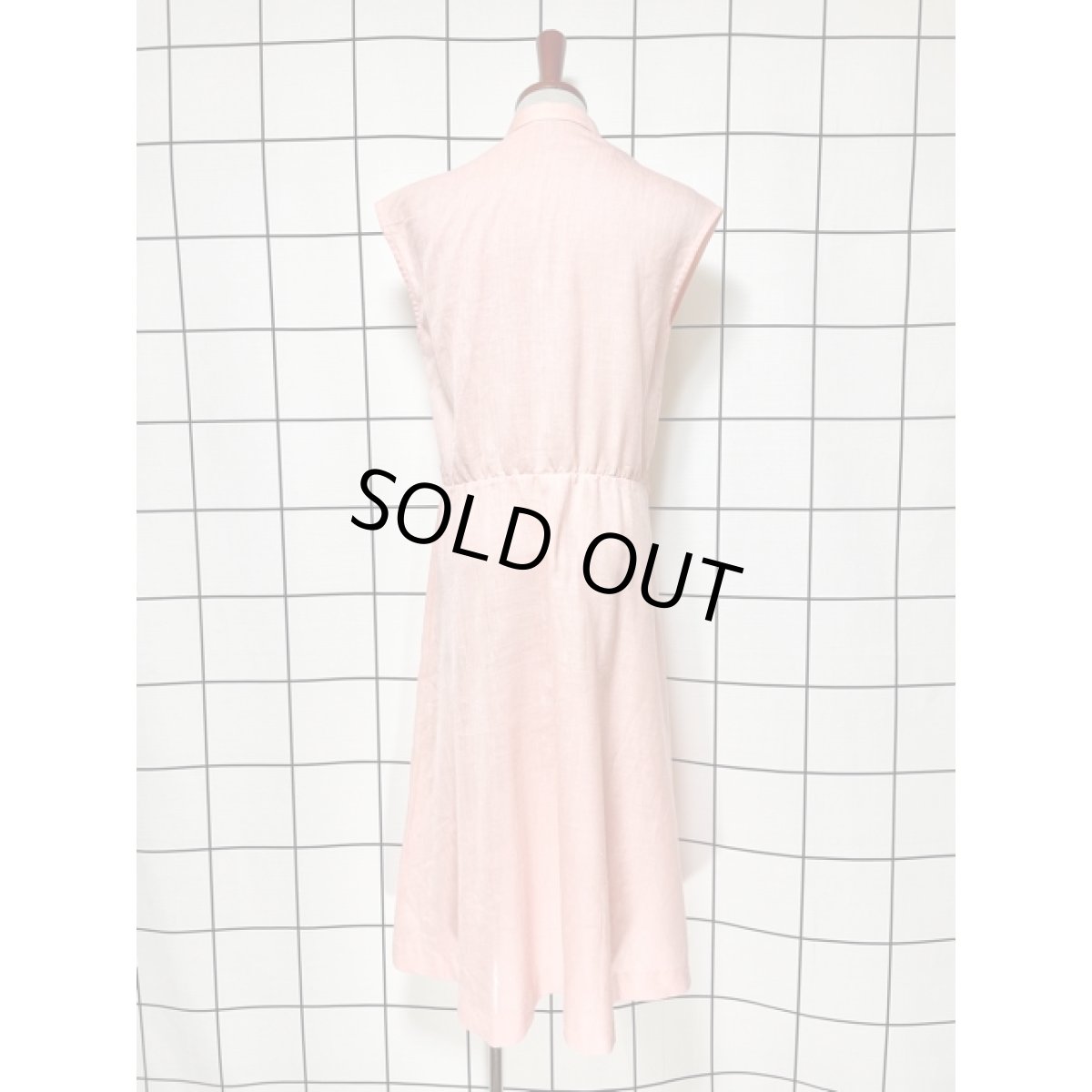 画像5: 無地 サーモンピンク スタンドカラー ウエストゴム フロントタック ノースリーブ レトロ USA古着 ヴィンテージワンピース【V8347】 (5)