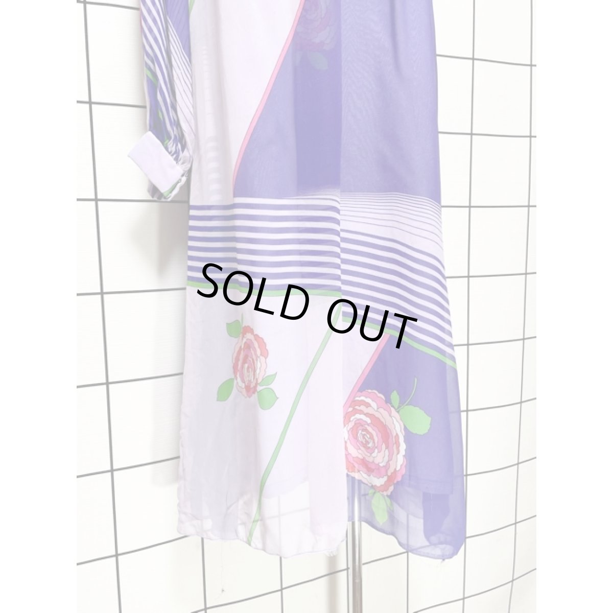 画像9: 花柄 斜めストライプ パープル シア ハイネック レトロ 長袖 昭和レトロ 国産古着 レトロワンピース 【V8360】 (9)