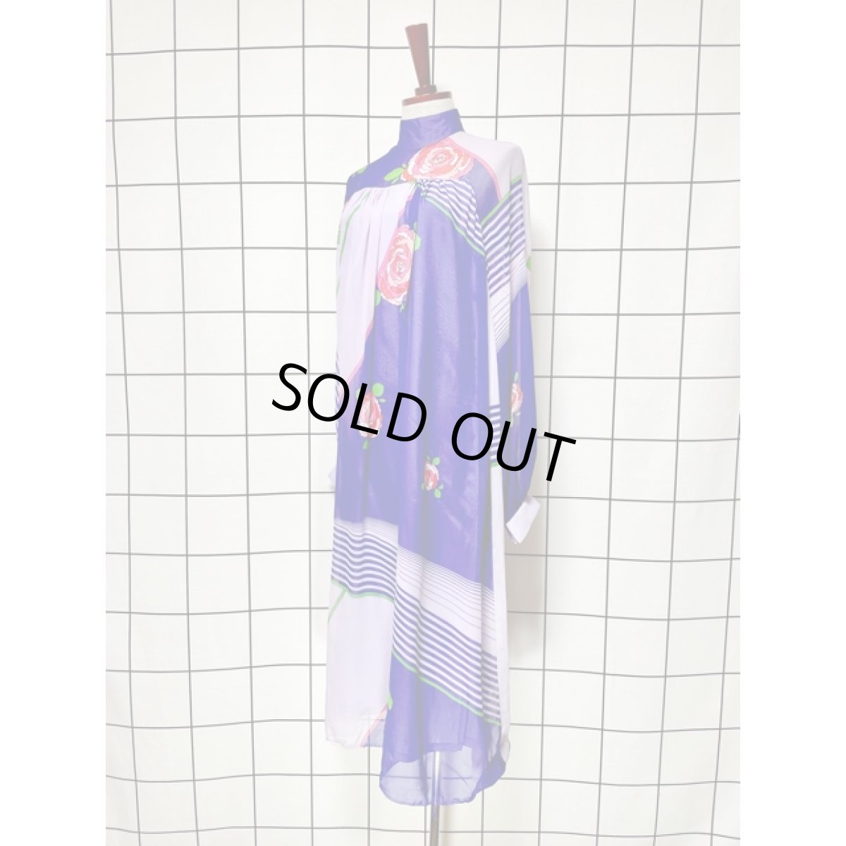 画像2: 花柄 斜めストライプ パープル シア ハイネック レトロ 長袖 昭和レトロ 国産古着 レトロワンピース 【V8360】 (2)