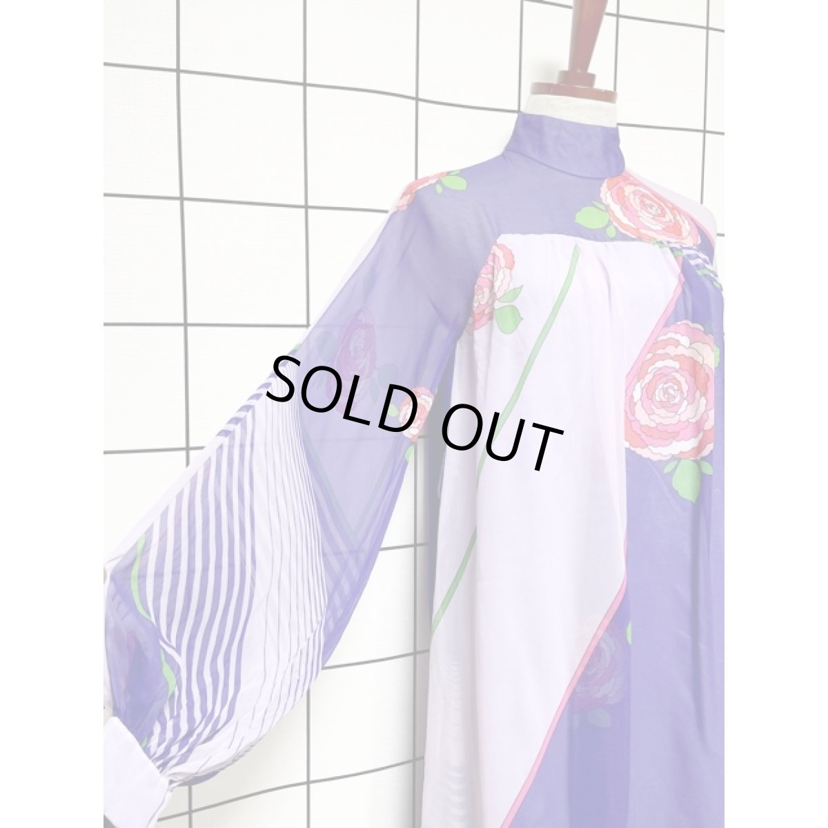 画像4: 花柄 斜めストライプ パープル シア ハイネック レトロ 長袖 昭和レトロ 国産古着 レトロワンピース 【V8360】 (4)