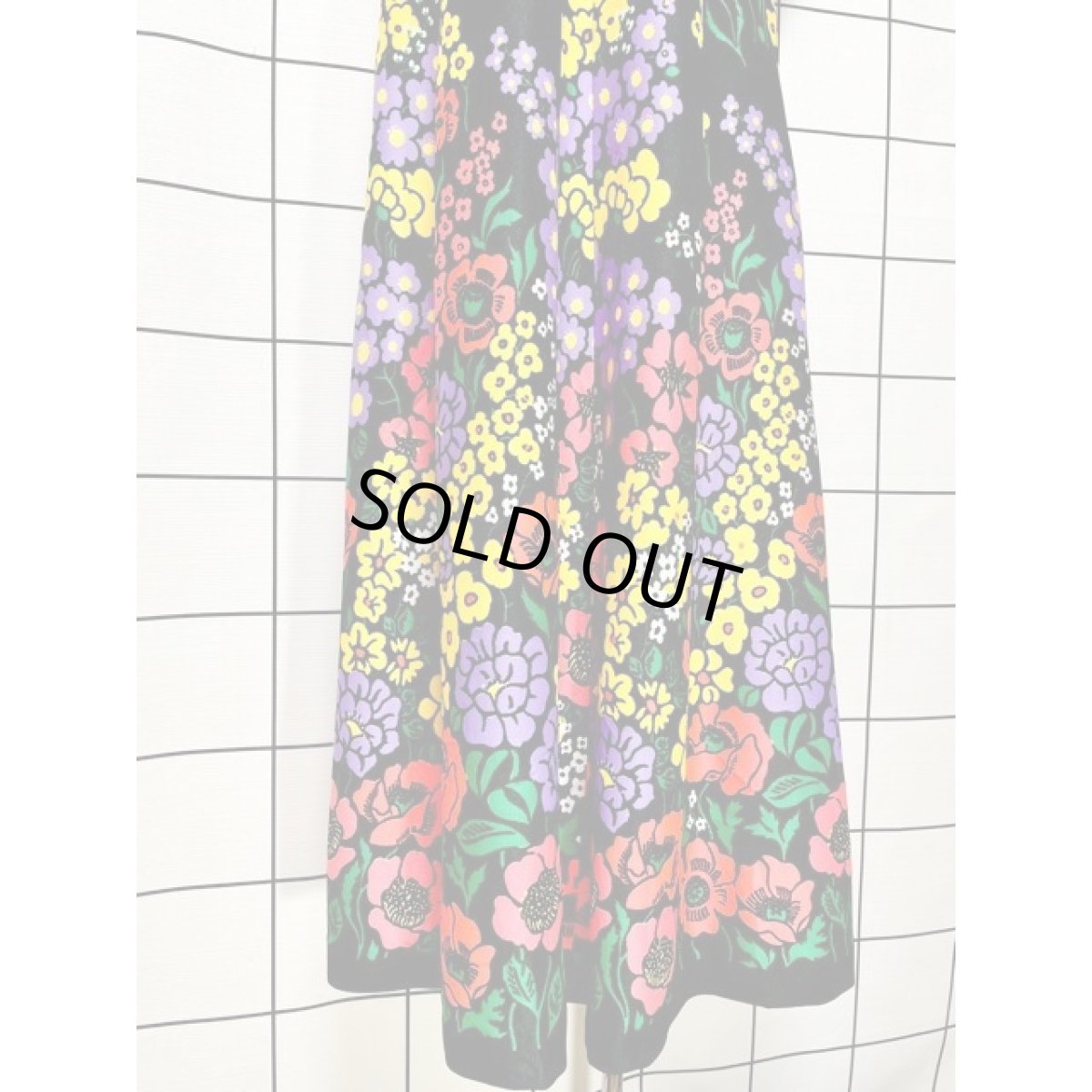 画像10: フランス古着 サイケ レトロポップ 70's 花柄 360度魅力的 コレクション級 衣装にもおすすめ ブラック 黒 半袖 レトロ ヨーロッパ古着 ヴィンテージロングドレス (10)