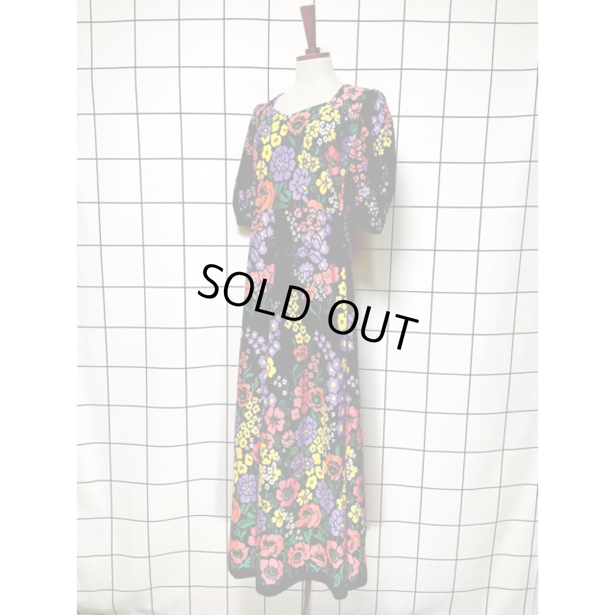 画像2: フランス古着 サイケ レトロポップ 70's 花柄 360度魅力的 コレクション級 衣装にもおすすめ ブラック 黒 半袖 レトロ ヨーロッパ古着 ヴィンテージロングドレス (2)