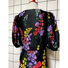 画像6: サイケ レトロポップ 70's 花柄 360度魅力的 コレクション級 衣装にもおすすめ ブラック 黒 半袖 レトロ ヨーロッパ古着 ヴィンテージロングドレス (6)