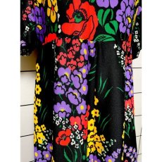 画像9: サイケ レトロポップ 70's 花柄 360度魅力的 コレクション級 衣装にもおすすめ ブラック 黒 半袖 レトロ ヨーロッパ古着 ヴィンテージロングドレス (9)
