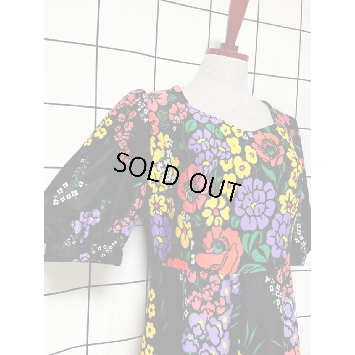 画像4: フランス古着 サイケ レトロポップ 70's 花柄 360度魅力的 コレクション級 衣装にもおすすめ ブラック 黒 半袖 レトロ ヨーロッパ古着 ヴィンテージロングドレス (4)