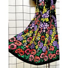 画像11: サイケ レトロポップ 70's 花柄 360度魅力的 コレクション級 衣装にもおすすめ ブラック 黒 半袖 レトロ ヨーロッパ古着 ヴィンテージロングドレス (11)