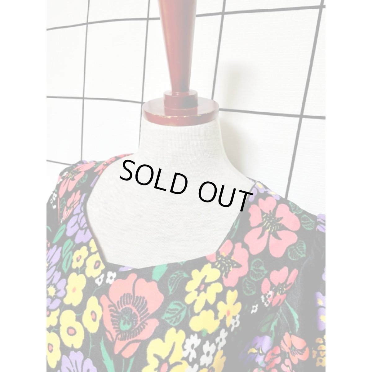 画像8: フランス古着 サイケ レトロポップ 70's 花柄 360度魅力的 コレクション級 衣装にもおすすめ ブラック 黒 半袖 レトロ ヨーロッパ古着 ヴィンテージロングドレス (8)