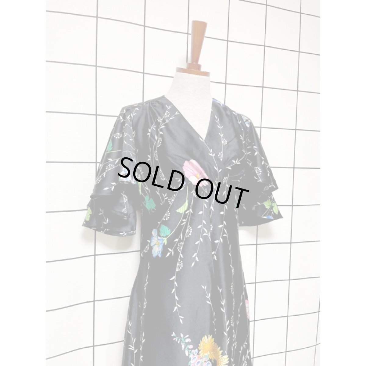 画像7: 70'sVintage レトロサイケ 花柄 360度魅力的 パーティースタイル 衣装にもおすすめ ブラック 黒 ヨーロッパ古着 ヴィンテージロングドレス【V8405】 (7)