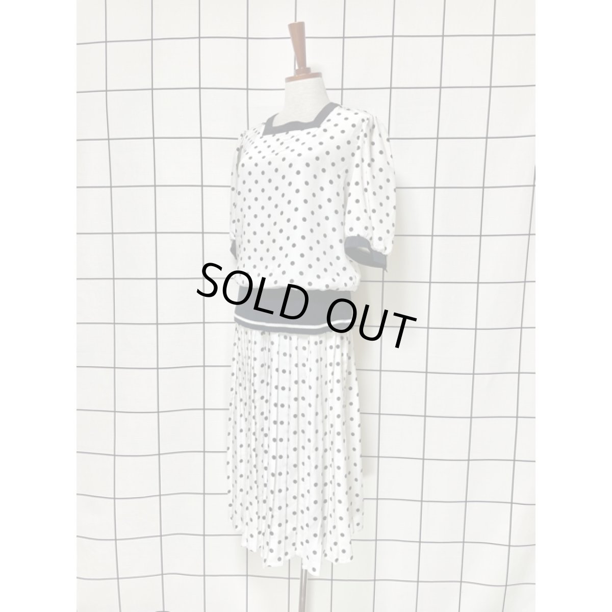 画像2: ドット プリーツ ホワイト ブラック モノクロ ウエストゴム レトロ USA古着 ヴィンテージワンピース【V8404】 (2)