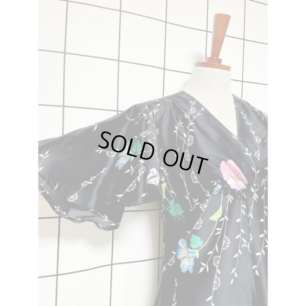 画像4: 70'sVintage レトロサイケ 花柄 360度魅力的 パーティースタイル 衣装にもおすすめ ブラック 黒 ヨーロッパ古着 ヴィンテージロングドレス【V8405】 (4)