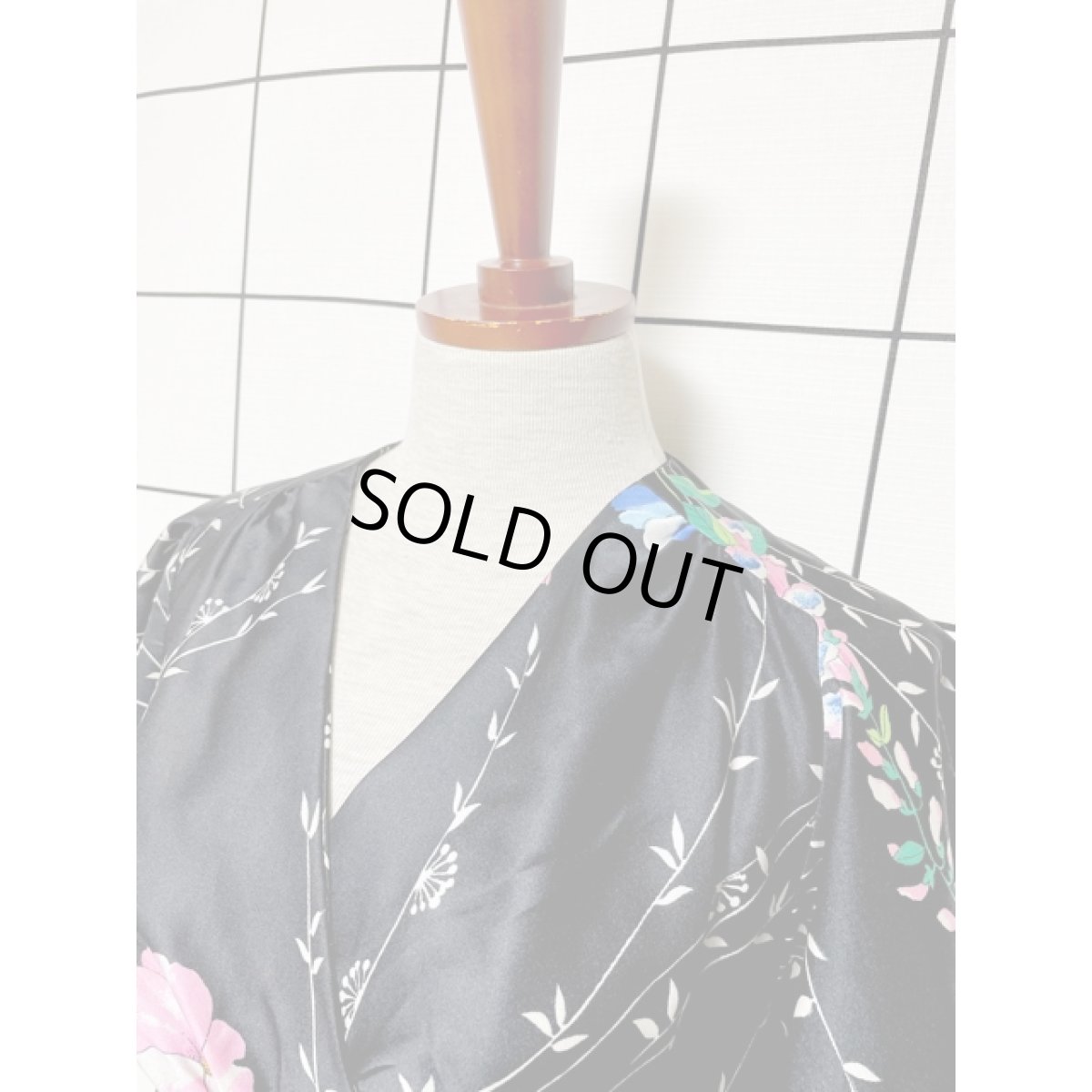 画像8: 70'sVintage レトロサイケ 花柄 360度魅力的 パーティースタイル 衣装にもおすすめ ブラック 黒 ヨーロッパ古着 ヴィンテージロングドレス【V8405】 (8)