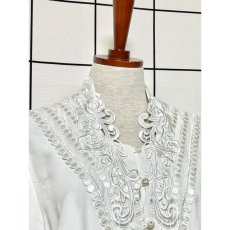 画像3: 贅沢な刺繍入りカットワークレース使い  大人クラシカル ホワイト レトロ ヨーロッパ古着 長袖 シャツ ヴィンテージブラウス (3)