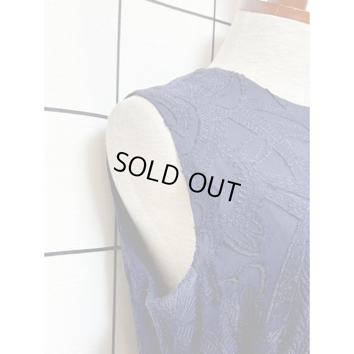 画像4: レトロワンピース 凹凸模様 ネイビー 70年代 ノースリーブ古着 (4)