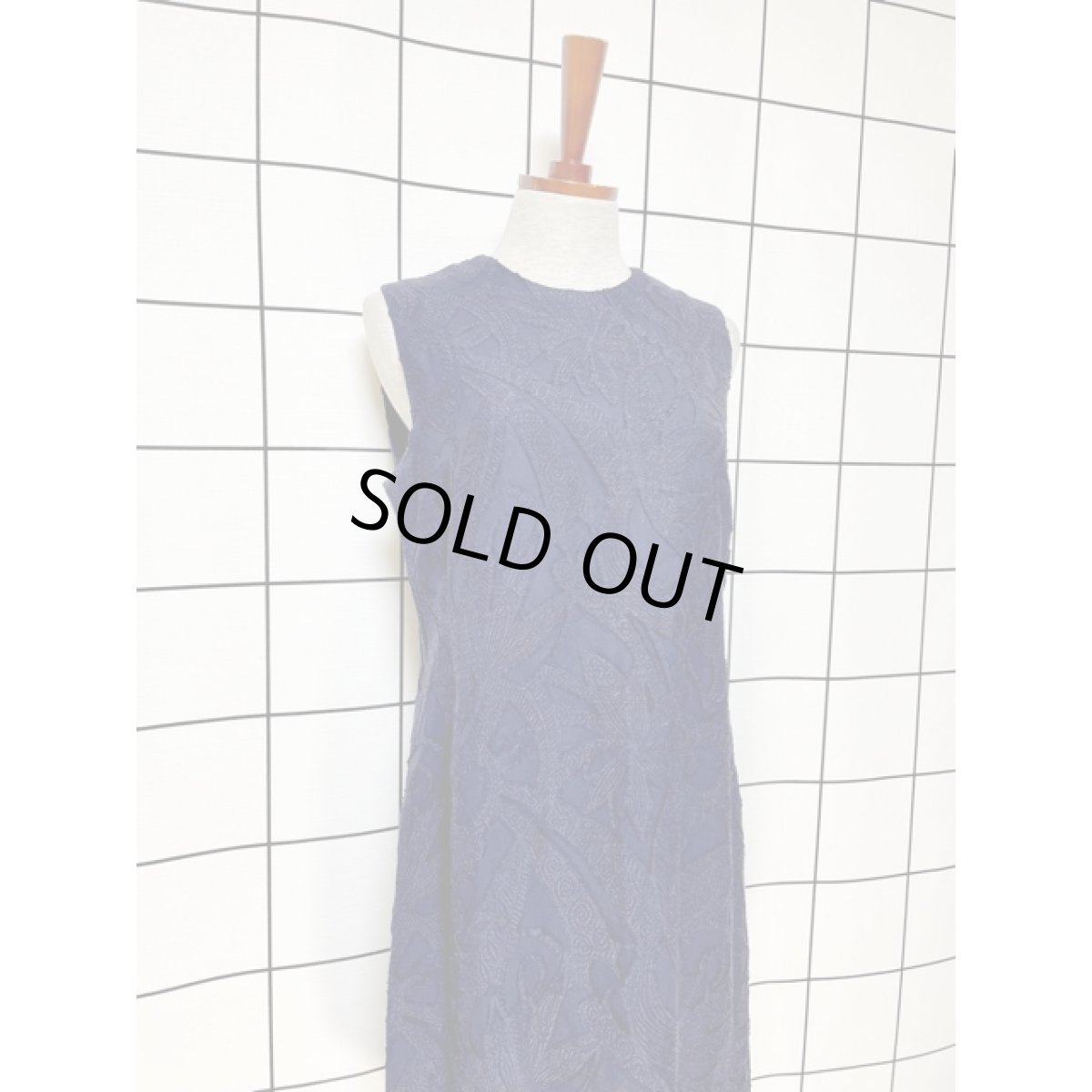 画像6: レトロワンピース 凹凸模様 ネイビー 70年代 ノースリーブ古着 (6)