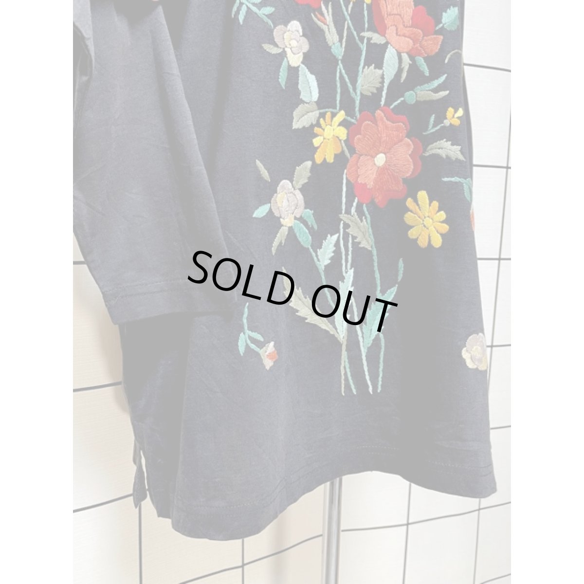 画像10: お花刺繍 ブラック プルオーバー 長袖 フォークロア レトロ 古着 ヴィンテージ刺繍ブラウス (10)