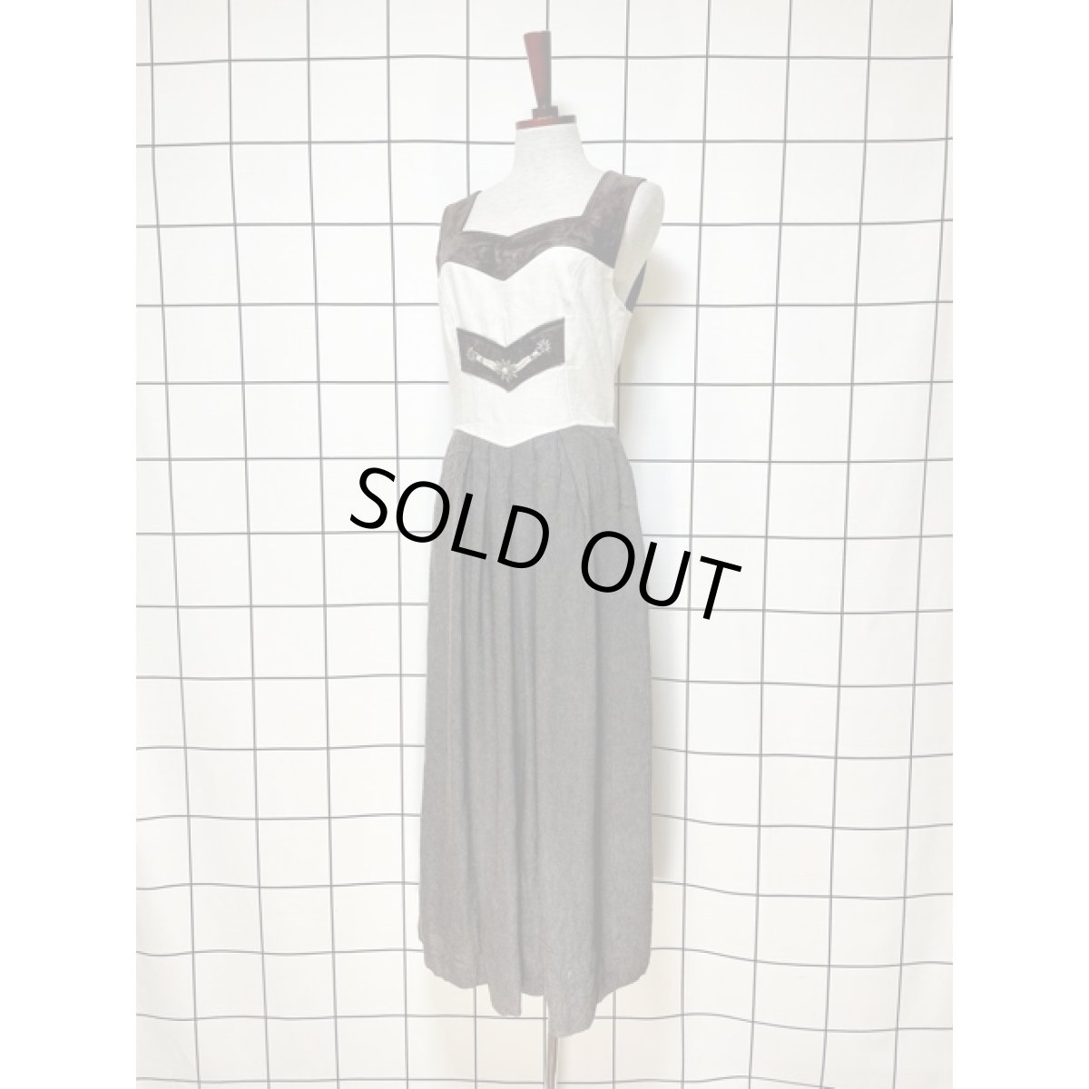 画像2: チロルワンピース リネン混紡 花型パーツ ドイツ民族衣装 オクトーバーフェスト (2)