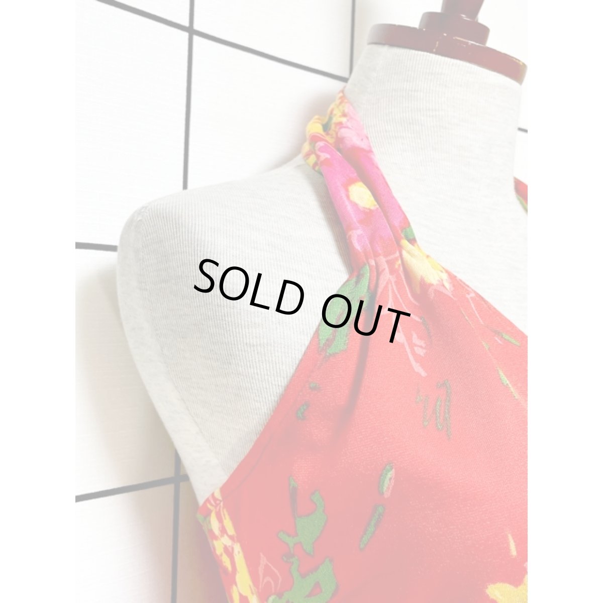 画像4: ホルターネック ワイドパンツデザイン アートフラワー柄 レッド レトロ ヨーロッパ古着 ヴィンテージオールインワン (4)