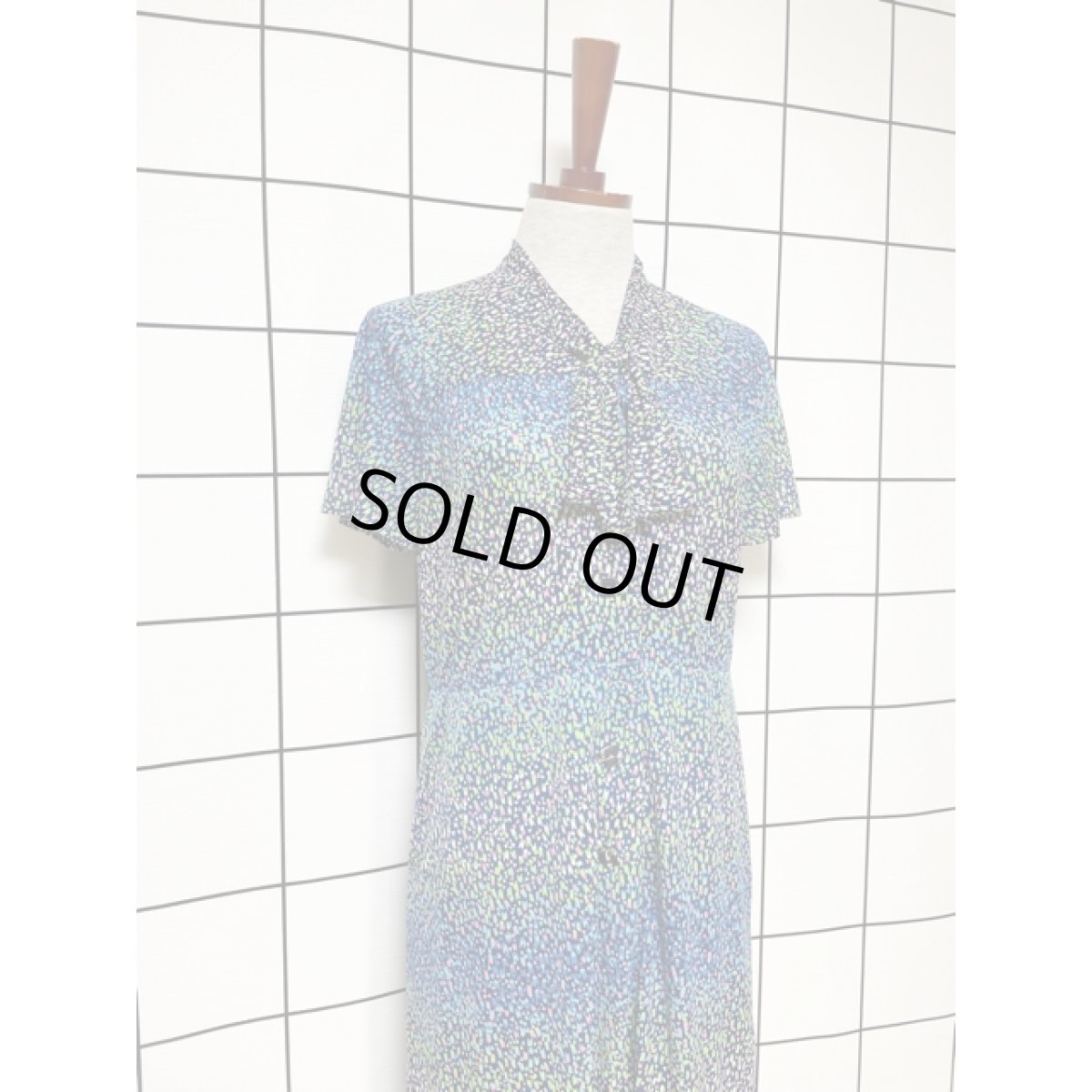 画像6: レトロワンピース グラデーションカラー リボン 70年代 半袖 古着 (6)