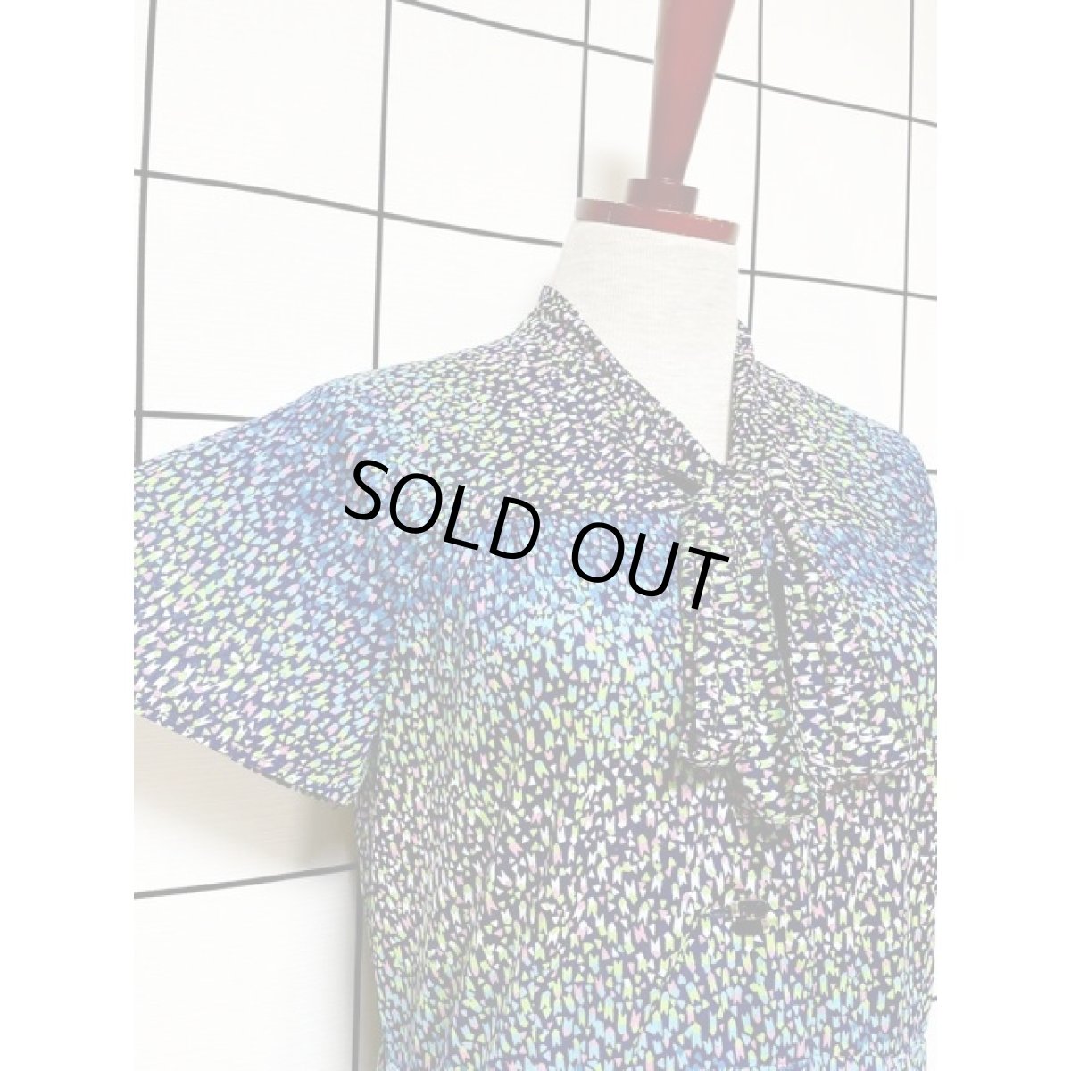 画像4: レトロワンピース グラデーションカラー リボン 70年代 半袖 古着 (4)