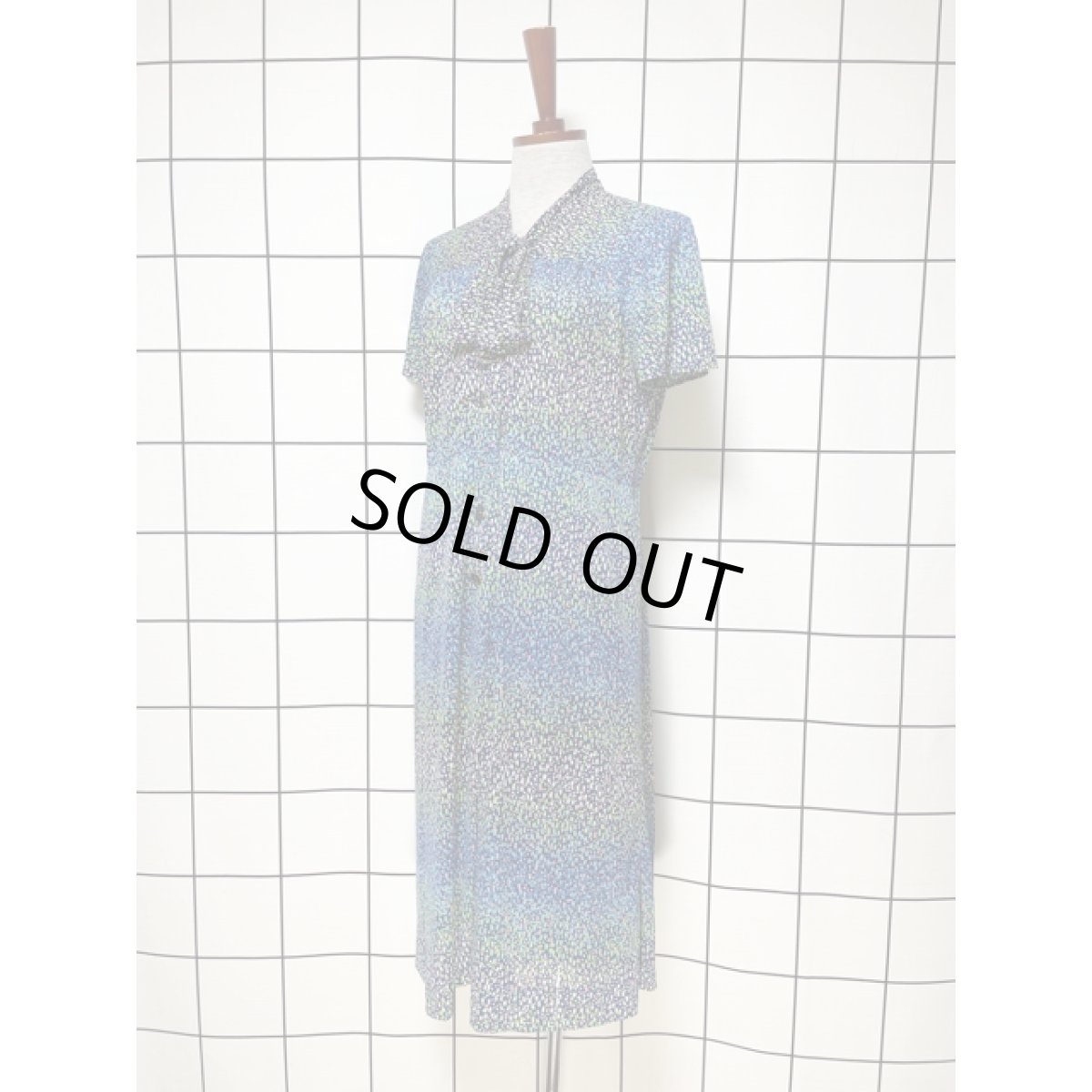 画像2: レトロワンピース グラデーションカラー リボン 70年代 半袖 古着 (2)