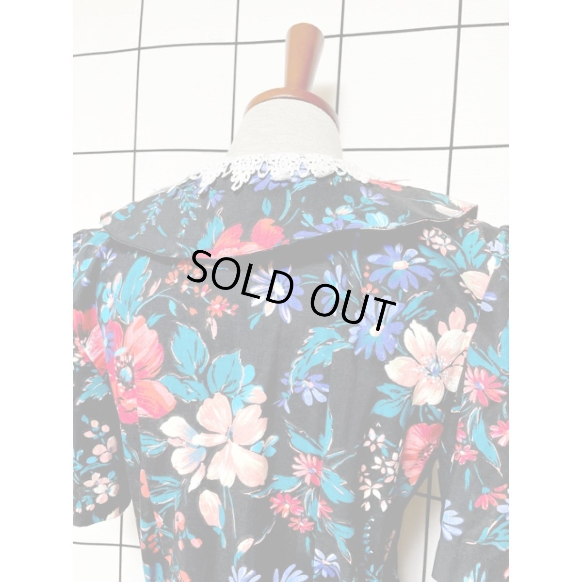 画像3: アンティークフラワー柄 レース襟 ビッグカラー バックリボン ブラック 黒 ガーリー レトロ USA古着 ヴィンテージワンピース (3)