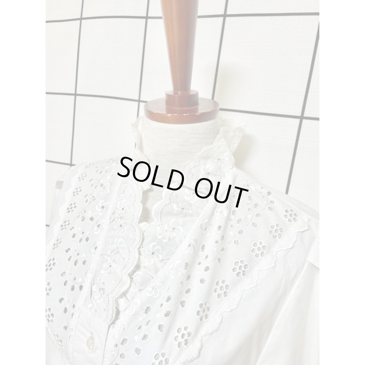 画像4: 刺繍入りレース ホワイト フリル襟 パフスリーブ クラシカル ディアンドル チロルブラウス ドイツ民族衣装 舞台 演奏会 フォークダンス オクトーバーフェスト (4)