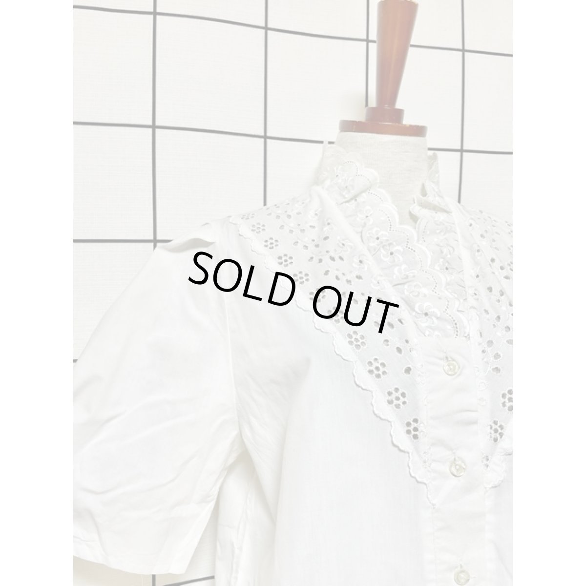 画像7: 刺繍入りレース ホワイト フリル襟 パフスリーブ クラシカル ディアンドル チロルブラウス ドイツ民族衣装 舞台 演奏会 フォークダンス オクトーバーフェスト (7)