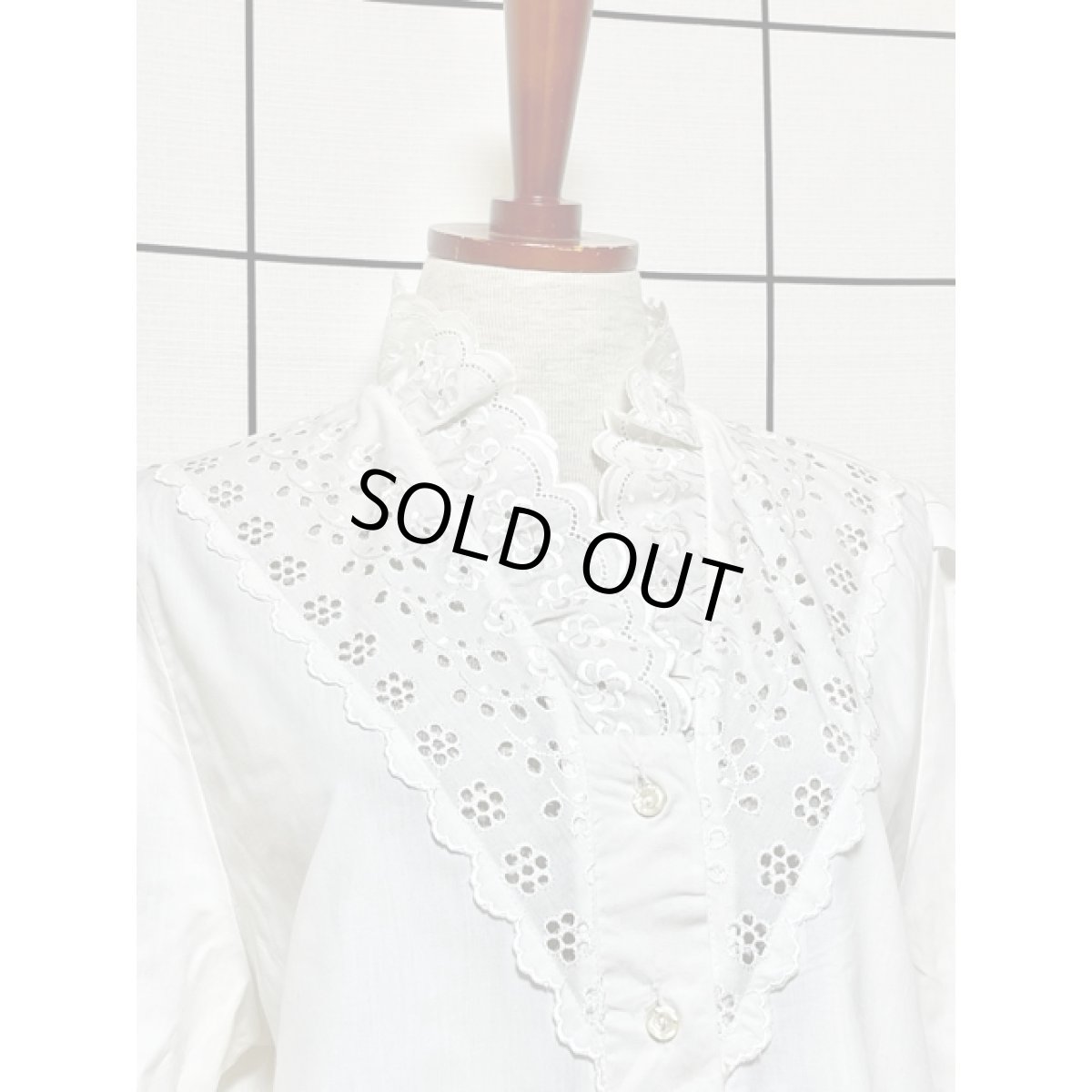 画像5: 刺繍入りレース ホワイト フリル襟 パフスリーブ クラシカル ディアンドル チロルブラウス ドイツ民族衣装 舞台 演奏会 フォークダンス オクトーバーフェスト (5)