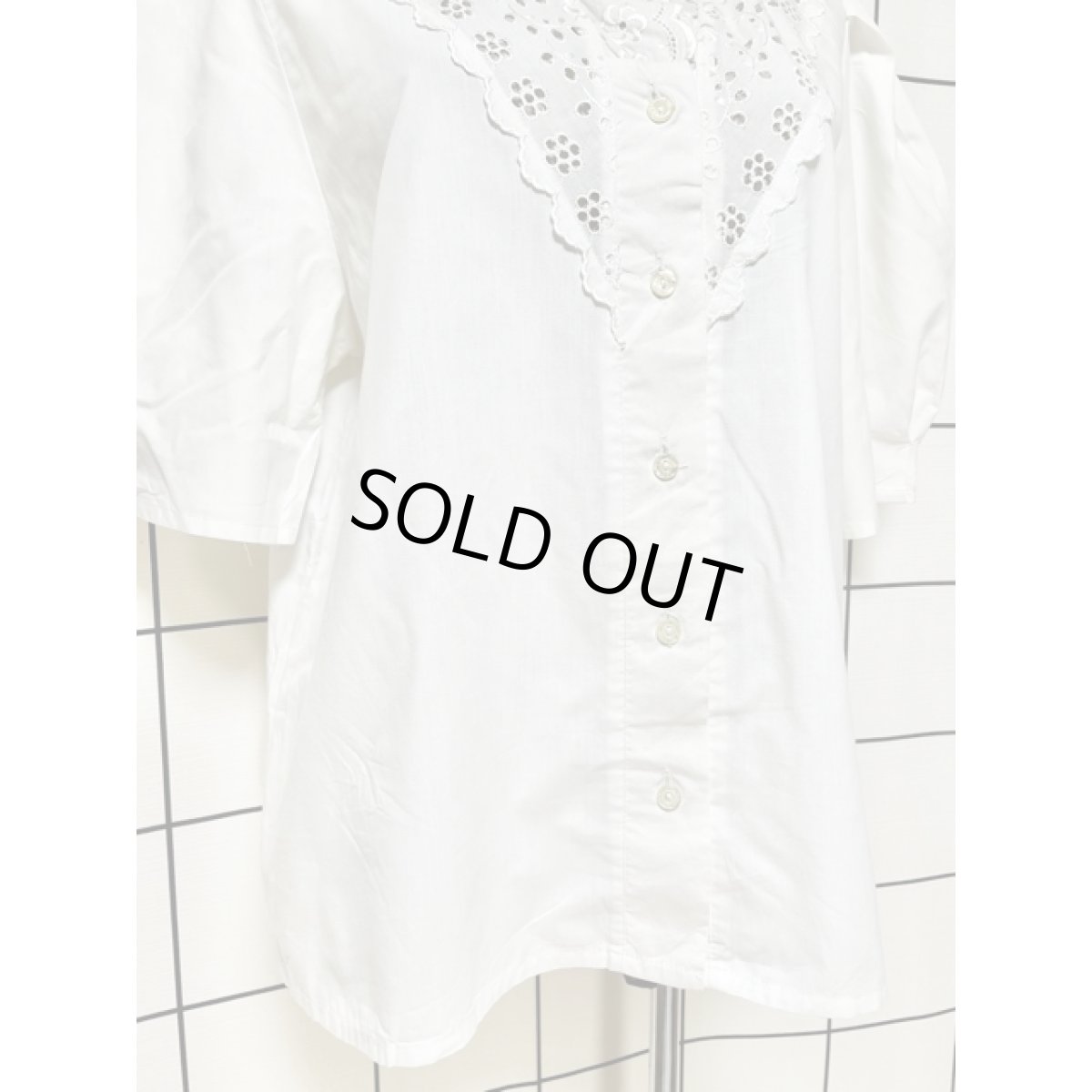 画像8: 刺繍入りレース ホワイト フリル襟 パフスリーブ クラシカル ディアンドル チロルブラウス ドイツ民族衣装 舞台 演奏会 フォークダンス オクトーバーフェスト (8)