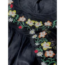 画像10: 花刺繍 リボン ウエストゴム ブラック 黒 India 古着 長袖 ヴィンテージミニワンピース【V8546】 (10)