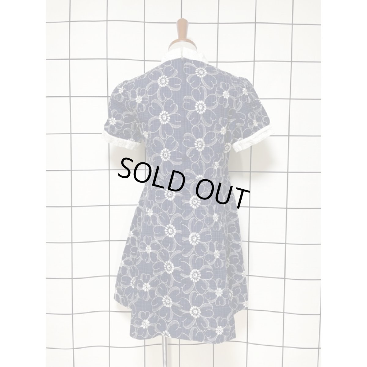 画像2: お花刺繍 70年代 半袖 昭和レトロ 国産古着 レトロワンピース ネイビー (2)