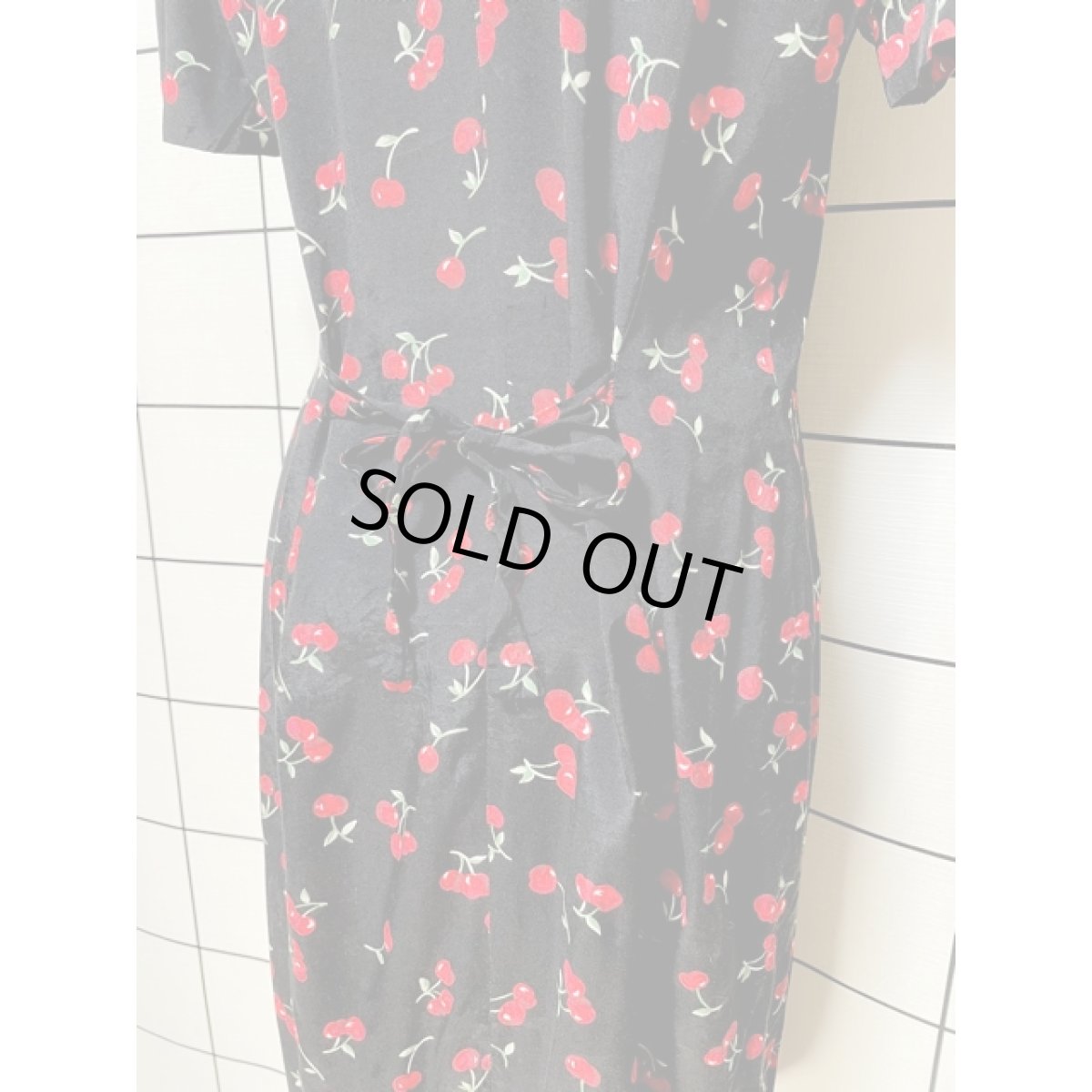 画像3: アメリカ古着 可愛らしいチェリー柄  前開き バックリボン 半袖 レトロ ヴィンテージシャツワンピース ブラック レッド【8621】 (3)