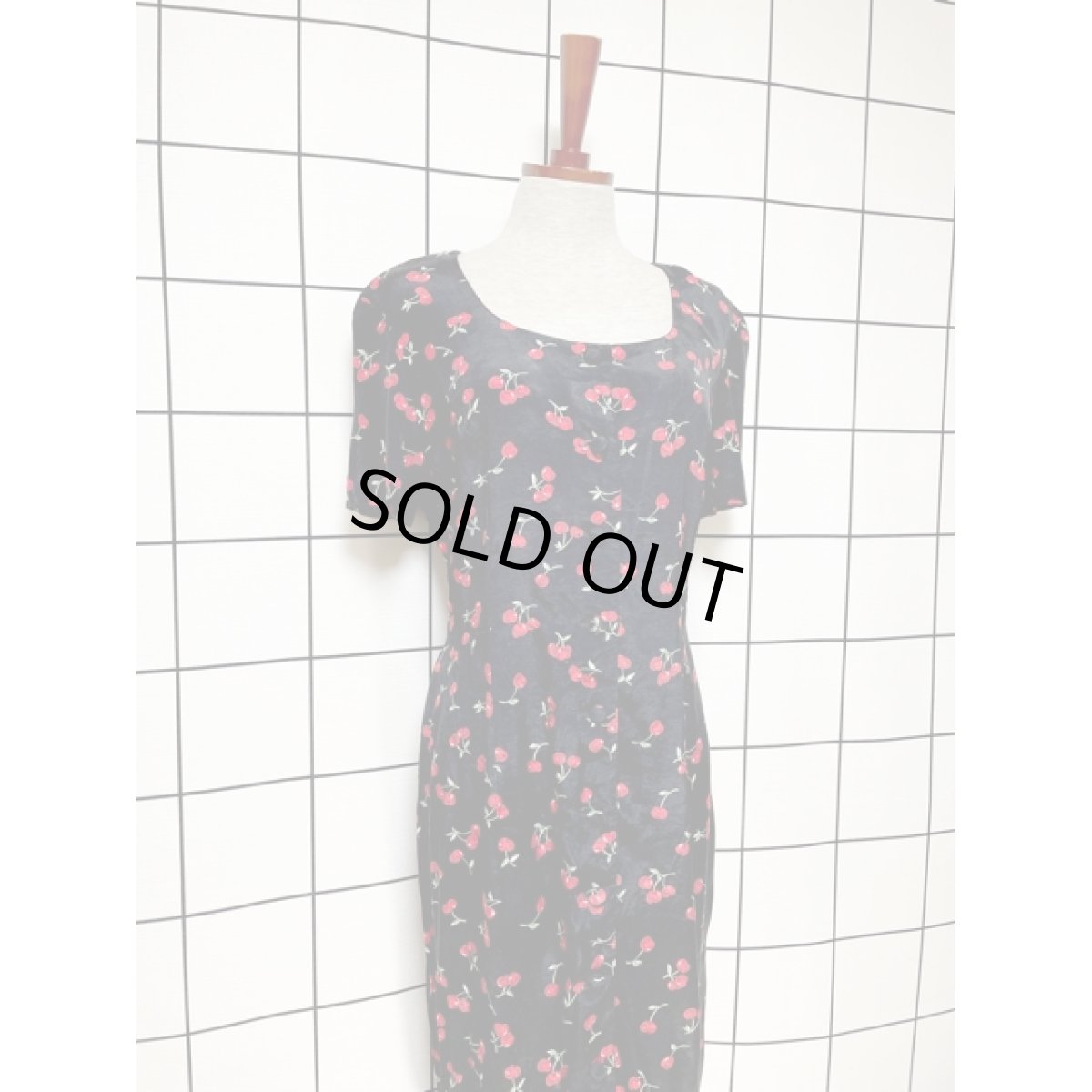 画像4: アメリカ古着 可愛らしいチェリー柄  前開き バックリボン 半袖 レトロ ヴィンテージシャツワンピース ブラック レッド【8621】 (4)