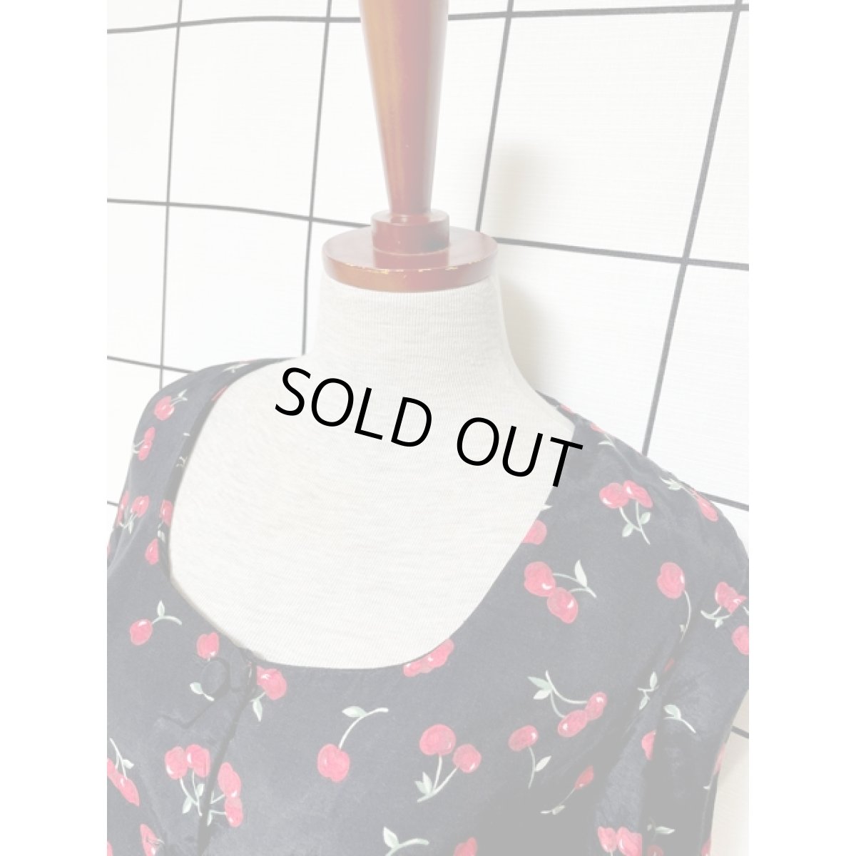 画像5: アメリカ古着 可愛らしいチェリー柄  前開き バックリボン 半袖 レトロ ヴィンテージシャツワンピース ブラック レッド【8621】 (5)