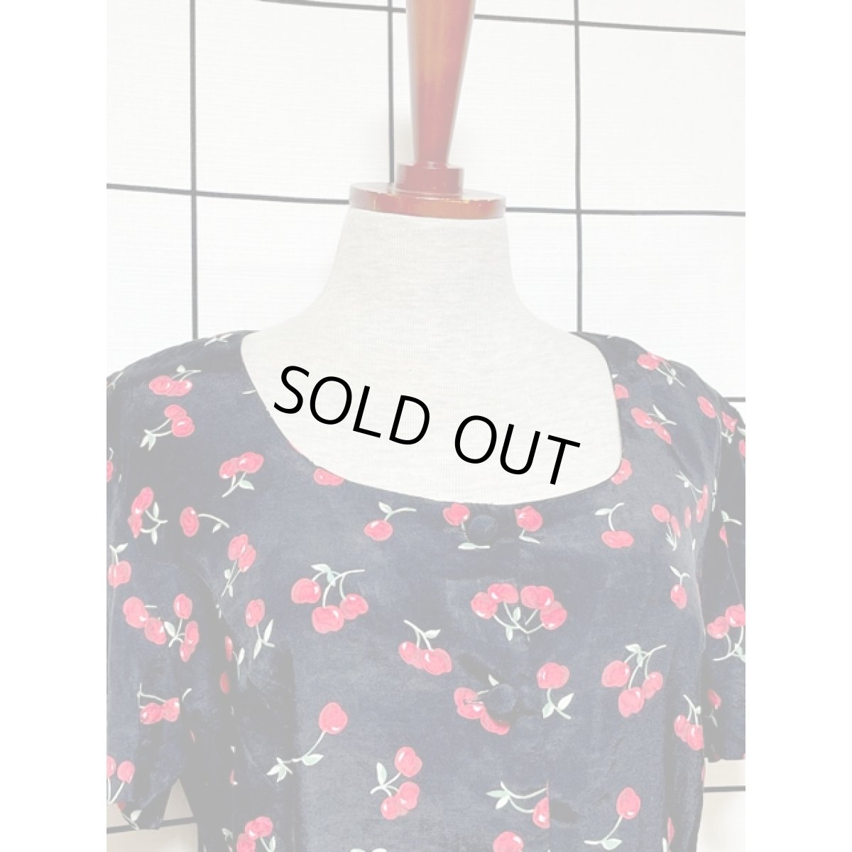 画像6: アメリカ古着 可愛らしいチェリー柄  前開き バックリボン 半袖 レトロ ヴィンテージシャツワンピース ブラック レッド【8621】 (6)