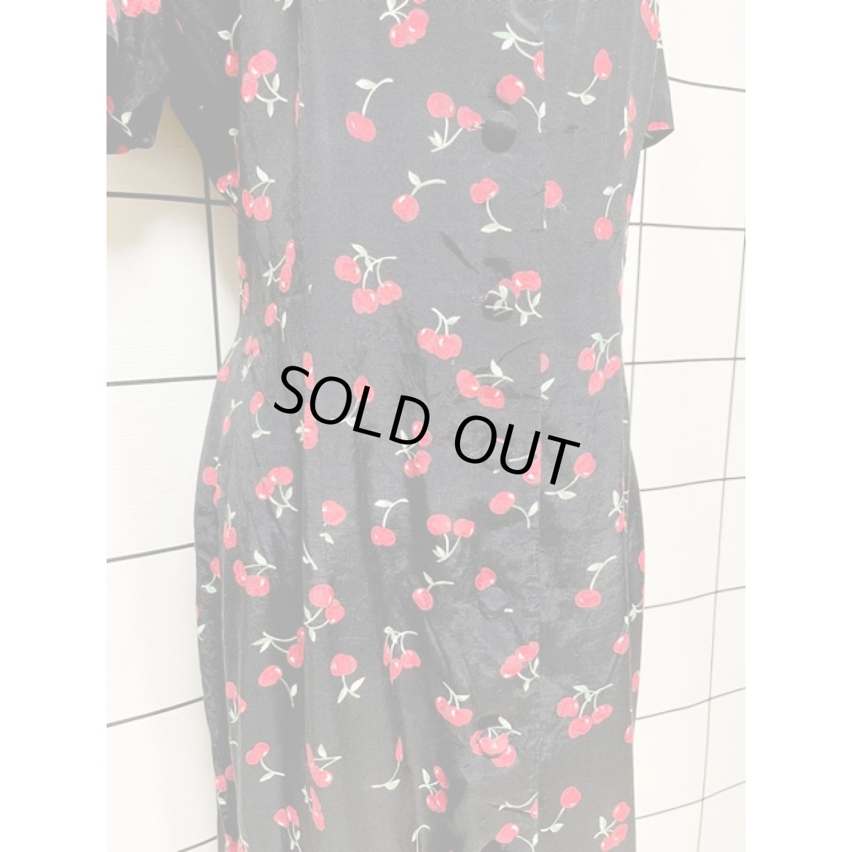 画像8: アメリカ古着 可愛らしいチェリー柄  前開き バックリボン 半袖 レトロ ヴィンテージシャツワンピース ブラック レッド【8621】 (8)