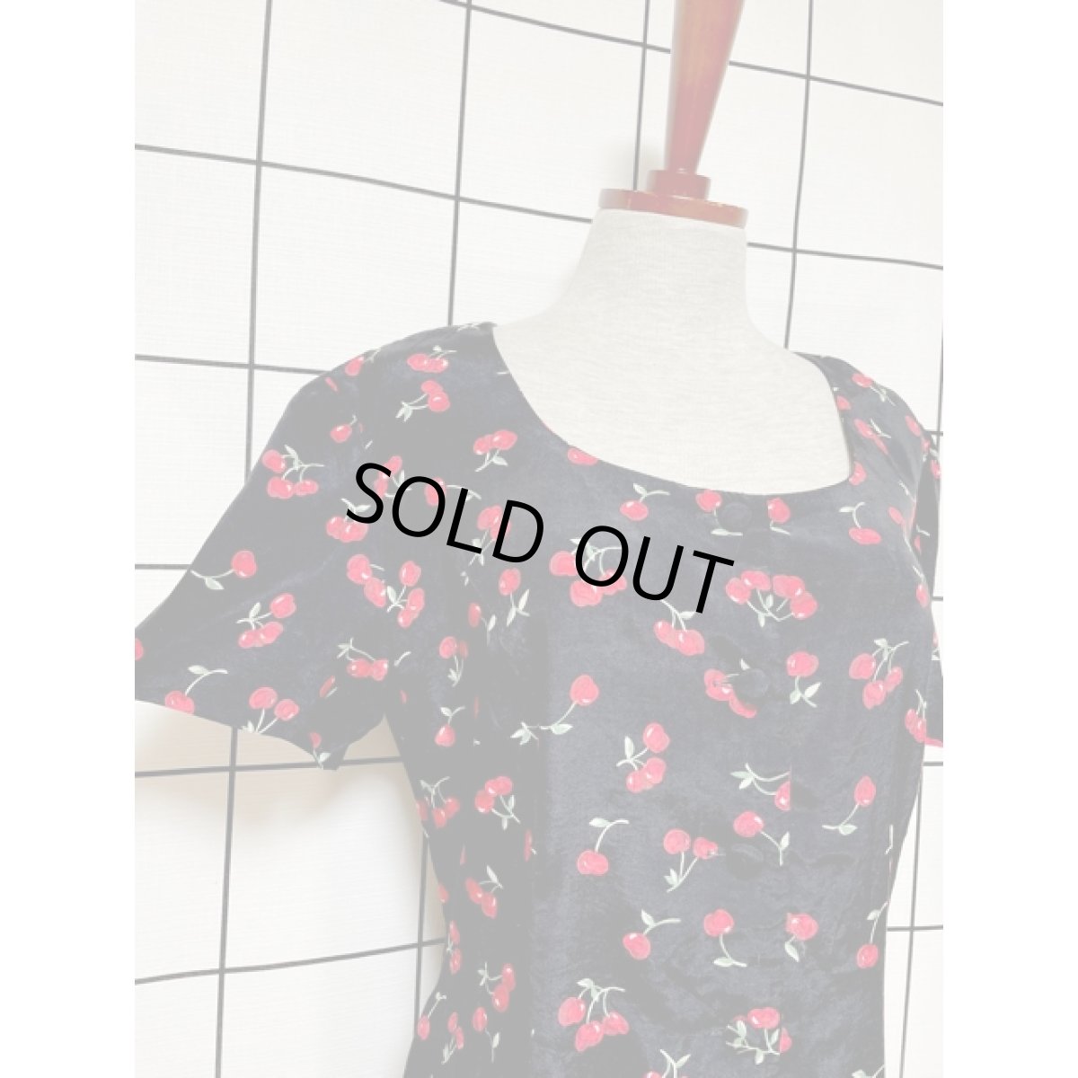 画像7: アメリカ古着 可愛らしいチェリー柄  前開き バックリボン 半袖 レトロ ヴィンテージシャツワンピース ブラック レッド【8621】 (7)