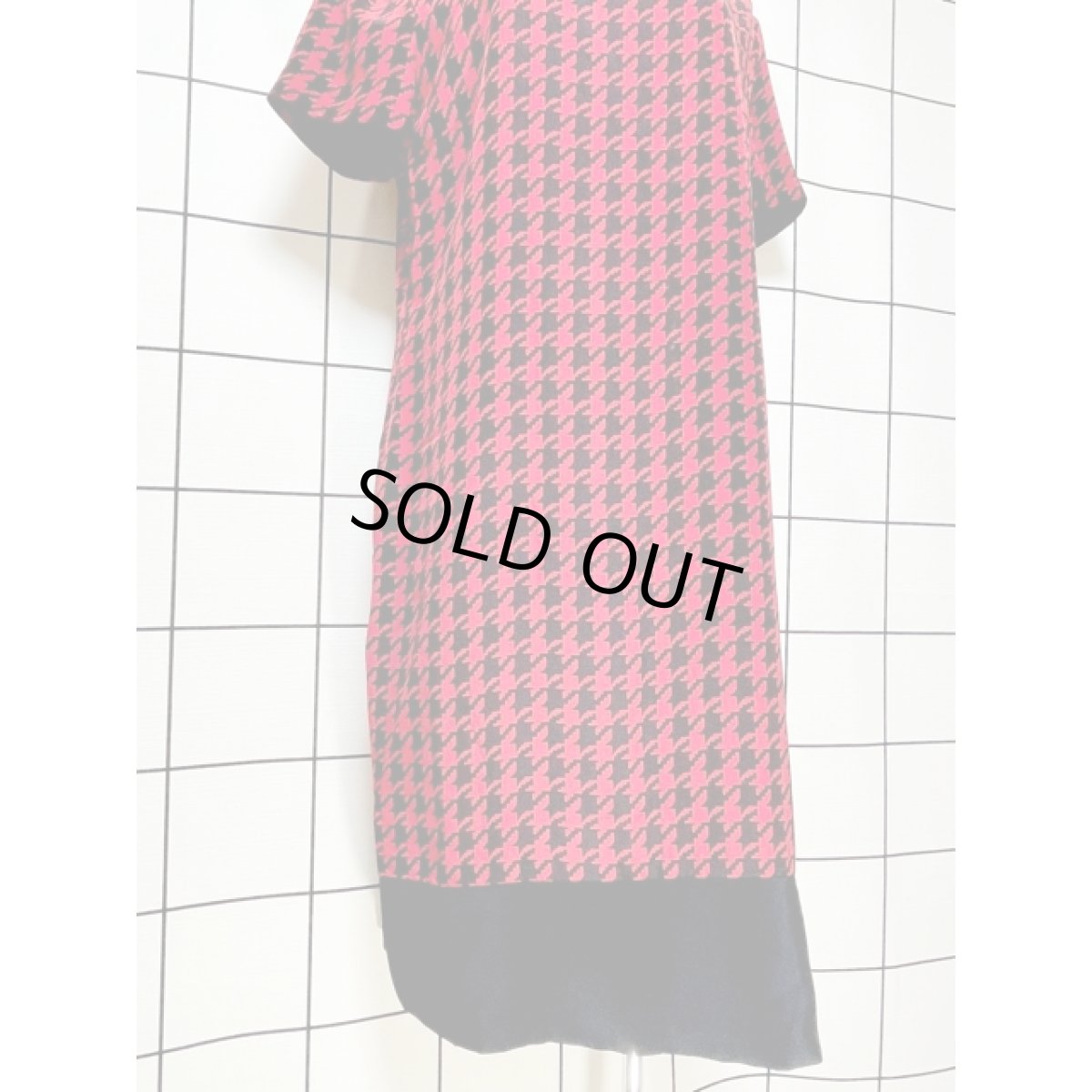 画像8: アメリカ古着 千鳥格子柄 後ろボタン 半袖 レトロ ヴィンテージワンピース レッド ブラック【V8654】 (8)