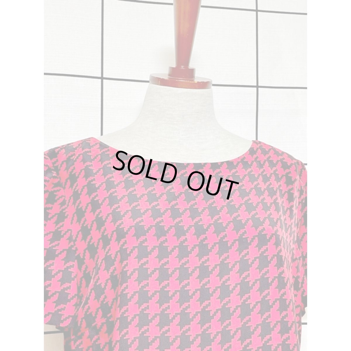 画像6: アメリカ古着 千鳥格子柄 後ろボタン 半袖 レトロ ヴィンテージワンピース レッド ブラック【V8654】 (6)